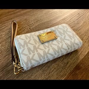 Michael Kors wallet wristlet white